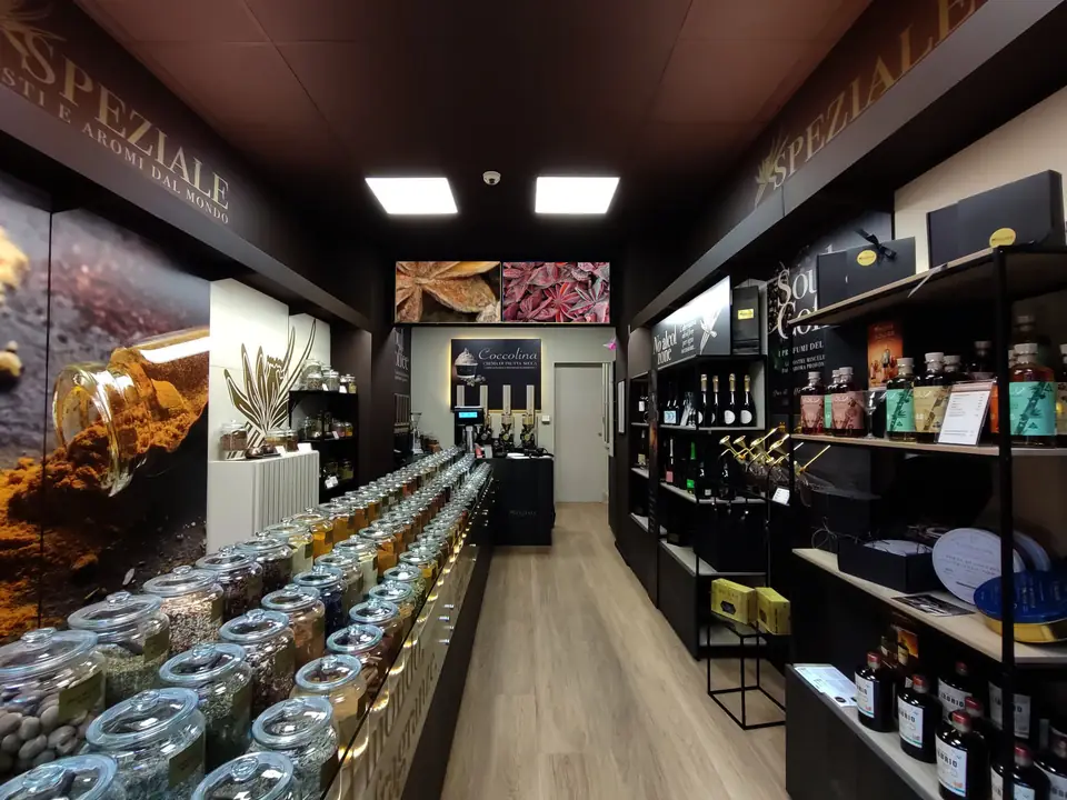 L'interno della boutique Speziale con il banco dei vasi di spezie