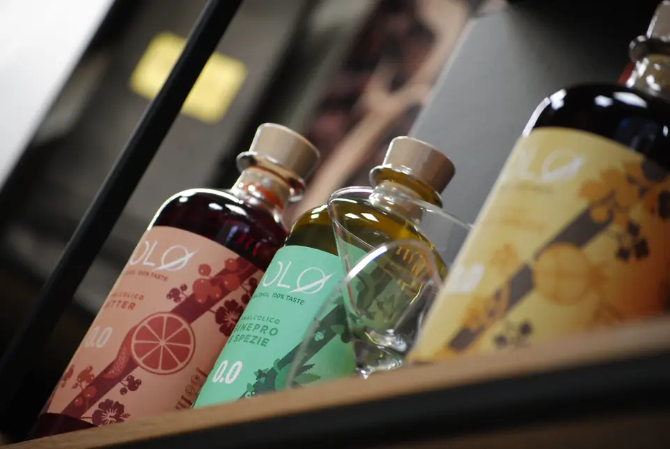Bottiglie di aperitivi e spiriti analcolici sugli scaffali di Speziale